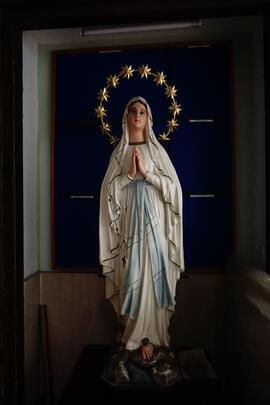 Statua della Madonna di Lourdes
