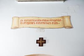 Affresco di una pergamena con scritte in latino (4)