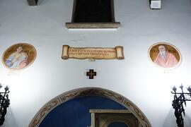 Affresco di una pergamena con scritte in latino (2)