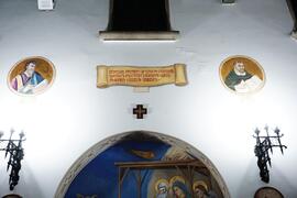 Affresco di una pergamena con scritte in latino
