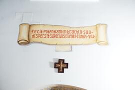 Affresco di una pergamena con scritte in latino (3)
