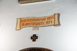 Affresco di una pergamena con scritte in latino (6)