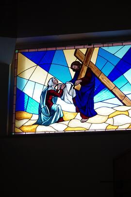 Vetrata raffigurante la VI stazione della Via Crucis