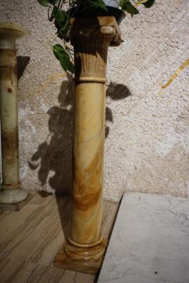 Colonna in marmo chiesa san pio x
