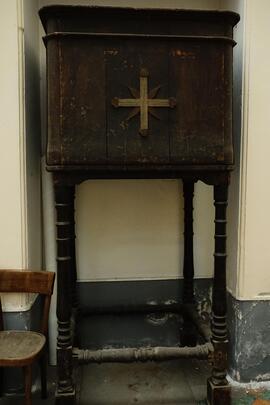 pulpito con decorazione a croce