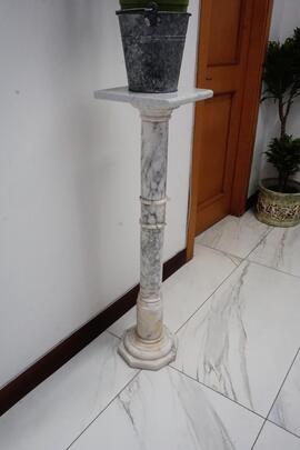 Colonnina in marmo