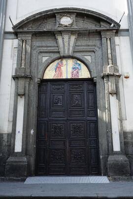Portone esterno con pilastri e arco