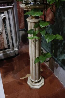 Colonnina in marmo (1)