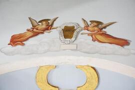 affresco di angeli reggistemma