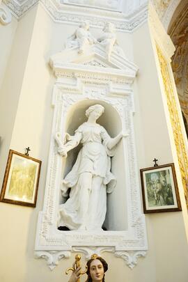 cornice statua in stucco modellato