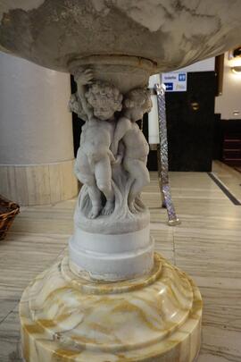 Rilievi di putini decorativi della fonte battesimale