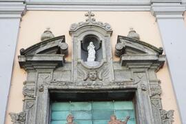 Elemento decorativo esterno di portale
