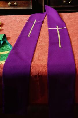 estola sacerdotale aperta tinta unita viola con ricamo croce dorata
