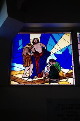 Vetrata raffigurante la X stazione della Via Crucis