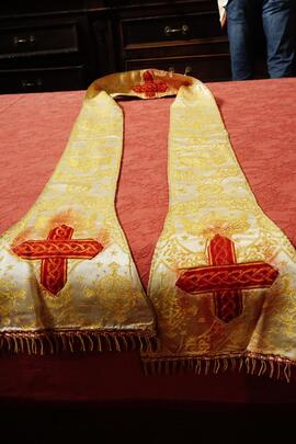 estola sacerdotale aperta color oro con croce ricamata rossa