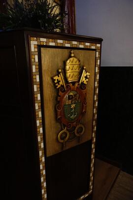 Base decorativa di statua con arme papale (San Pio X)