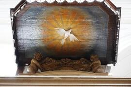 Scultura della Colomba dello Spirito Santo sul pulpito