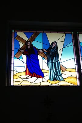 Vetrata raffigurante la IV stazione della Via Crucis