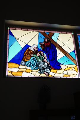 Vetrata raffigurante la VIII stazione della Via Crucis