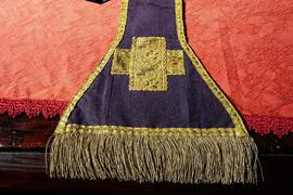 manipolo paramento liturgico color viola con contorno ricamato dettaglio croce color oro