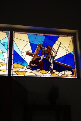 Vetrata raffigurante la VII stazione della Via Crucis