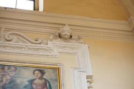 putto tra motivi a volute