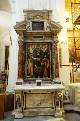 mostra d’altare motivi marmorei a volute, architettonici e scolpiti
