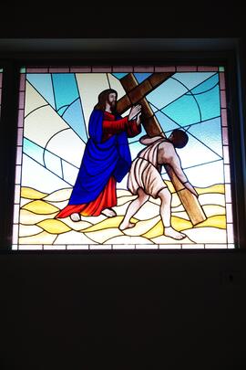 Vetrata raffigurante la II stazione della Via Crucis