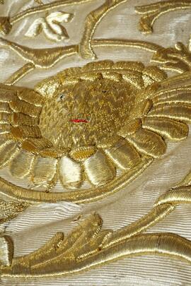 Dalmatica lato avanti ricamata color porpora e oro dettaglio girasole