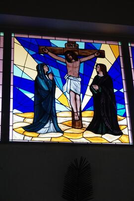 Vetrata raffigurante la XII stazione della Via Crucis