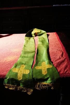 Estola Sacerdotal color verde smeraldo con croci ricamate color oro