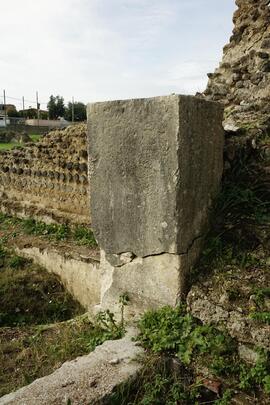 Resti di basamento di portale