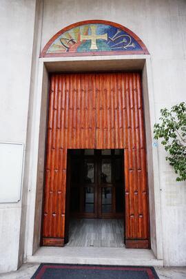 Portone in legno chiesa san pio x