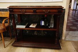 Credenza in legno con piano in marmo