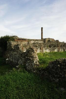 Resti di murazione di basilica del Complesso archeologico di Liternum