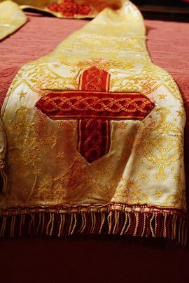 estola sacerdotale aperta color oro dettaglio croce rossa