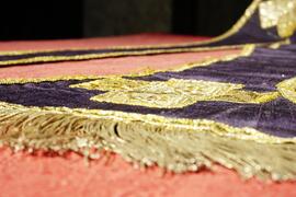Estola Sacerdotal color viola con contorno ricamato e croci ricamate color oro prospettiva laterale