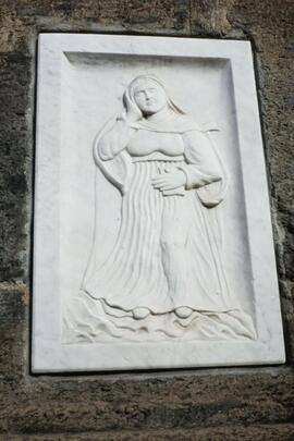 Rilievo  donna gravida dormiente