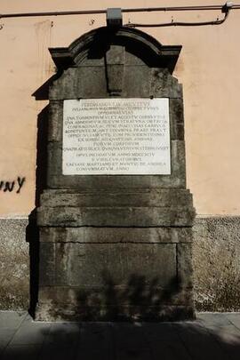 elemento decorativo esterno di lapide p.zza Matteotti 2