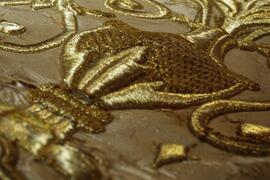 Dalmatica lato avanti ricamata color porpora e oro dettaglio coppa