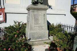 Decorazione di basamento statua