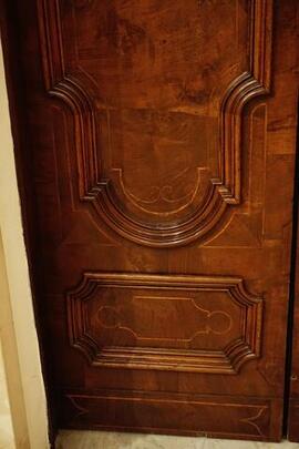 Rilievo decorativo in legno sulla porta chiesa san francesco