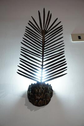 Lampada da parete a forma di palma (2)