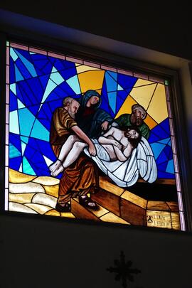 Vetrata raffigurante la XIII stazione della Via Crucis