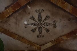 Decorazione in marmo S. Anna