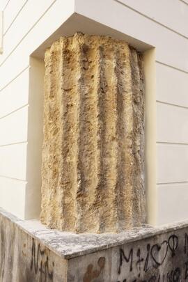 Colonna in pietra esterna Chiesa S. Anna