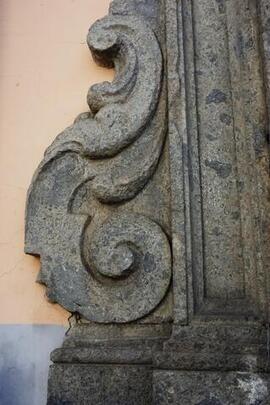 elemento decorativo esterno di portone motivo a volute