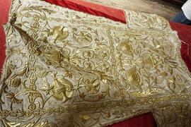 Dalmatica lato avanti ricamata color porpora e oro modello 2