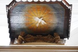 Scultura della Colomba dello Spirito Santo sul pulpito