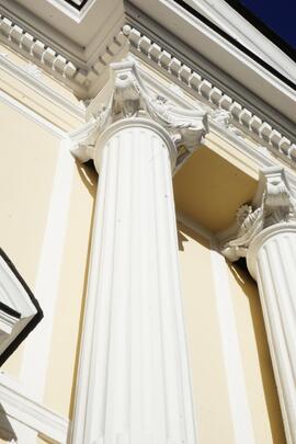 Docrazione di facciata, colonnemaggiori